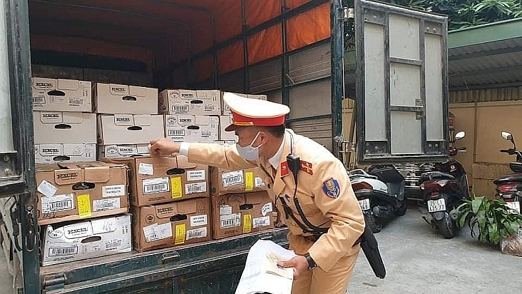 Qua kiểm tra, bên trong thùng xe tải có 79 thùng hàng đông lạnh sườn bò nhãn mác từ Canada nhưng đã hết hạn sử dụng