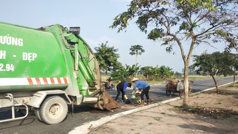 Xe chở rác làm rơi chất thải, rò rỉ nước xuống đường xử lý thế nào?