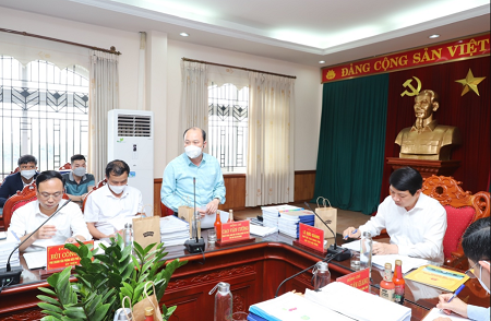 Giám đốc Sở Nông nghiệp và Phát triển Nông thôn, thành viên Hội đồng phát biểu đánh giá sản phẩm. Giám đốc Sở Nông nghiệp và Phát triển Nông thôn, thành viên Hội đồng phát biểu đánh giá sản phẩm.