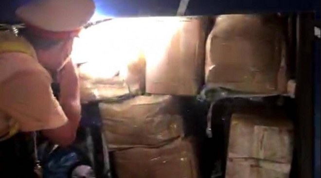 Bình Định: Phát hiện ô tô khách chở trên 500 cây thuốc lá lậu