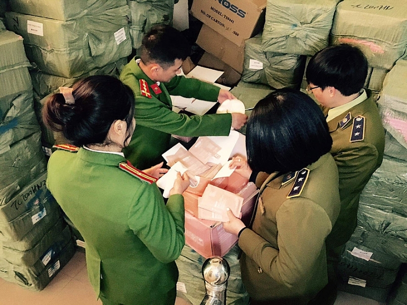 Bắt giữ 5 tấn mặt nạ mỹ phẩm dưỡng da không rõ nguồn gốc tại Hà Nội Bắt giữ 5 tấn mặt nạ mỹ phẩm dưỡng da không rõ nguồn gốc tại Hà Nội