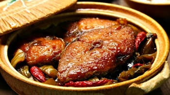 Hà Nam: "Làng Vũ Đại" đỏ lửa nấu cá kho phục vụ Tết 2021