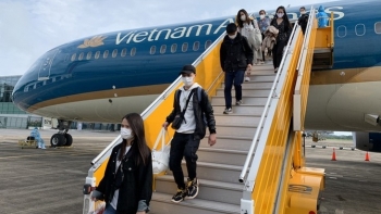 Gần Tết, đường sắt giảm giá, vé máy bay giữ mức ổn định