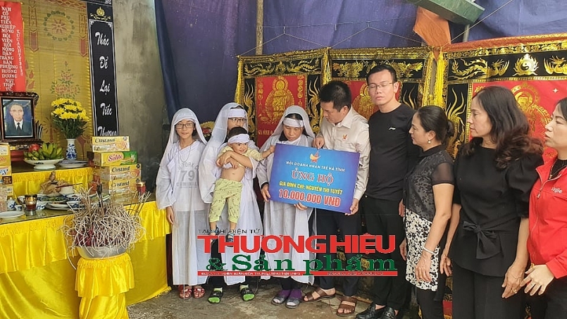 Hà Tĩnh: Hơn 700 triệu đồng đến với người dân vùng lũ từ Hội Doanh nhân trẻ Việt Nam