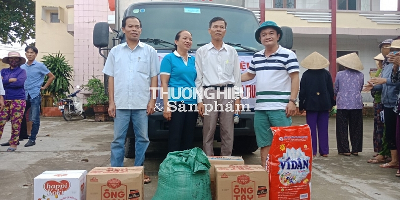 Tạp chí điện tử Thượng hiệu & Sản phẩm: Trao hỗ trợ cho bà con vùng lũ miền Trung