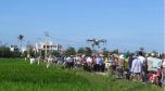 Hàng trăm nông dân xem máy bay không người lái phun thuốc