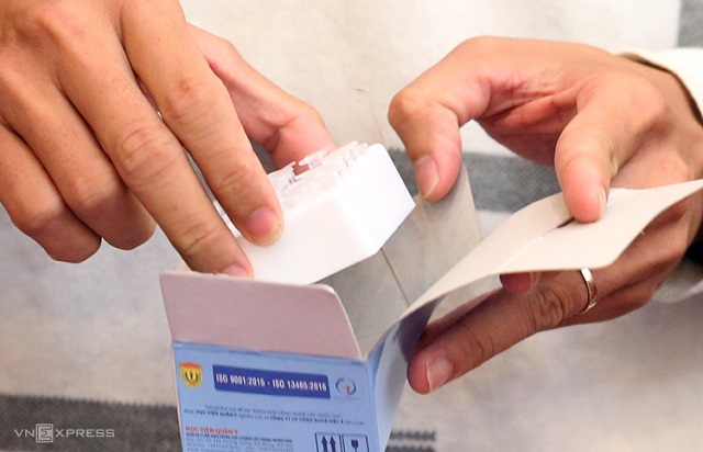 Sinh phẩm xét nghiệm nCov do Việt Nam sản xuất, mỗi bộ gồm 50 test Ảnh:BN