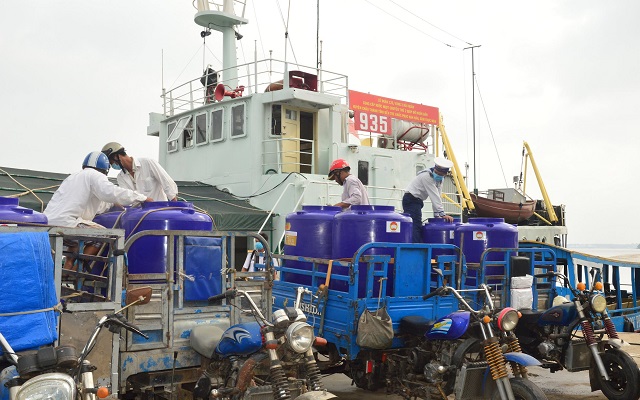 Nhiều đơn vị đã hỗ trợ các chuyến tàu vận chuyển nước ngọt và thùng trữ nước cho người dân