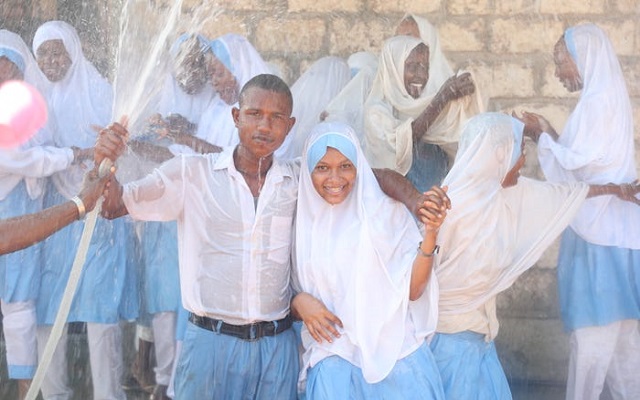 Học sinh Kenya hạnh phúc vui đùa trong nước đã được khử mặn