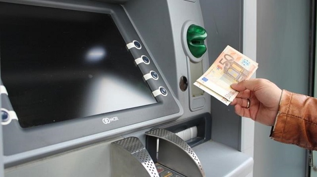 Với công nghệ mới lắp đặt trong các máy ATM, tiền sẽ được khử khuẩn trước khi tới tay người sử dụng