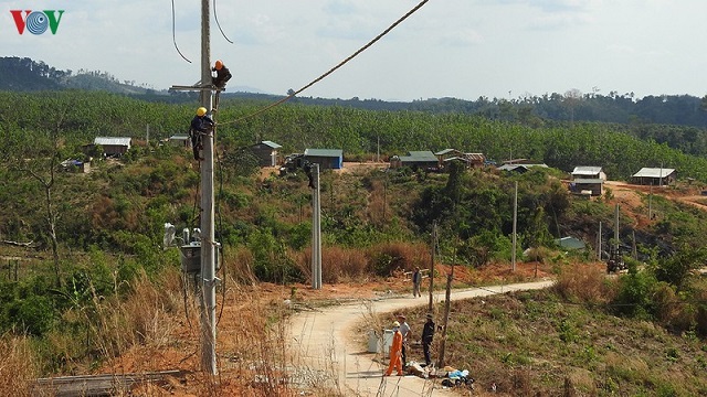 Kéo điện về vùng sâu biên giới huyện Ia H’Drai, tỉnh Kon Tum