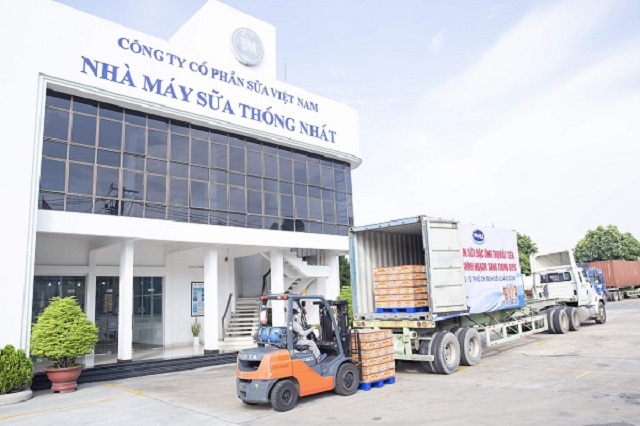 Container sữa đặc đầu tiên của Vinamilk xuất sang Trung Quốc lần này được sản xuất tại Nhà máy sữa Thống Nhất