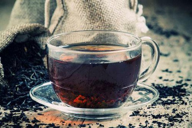 Trà Bá Tước hay trà Earl Grey, được đặt theo tên của Charles Grey đệ nhị, thủ tướng Anh thập niên 1830-1834