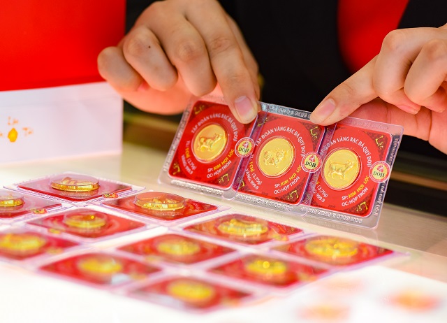 Giá vàng đồng loạt giảm trên cả ở thị trường thế giới và trong nước