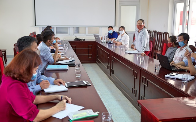 Bà Phùng Thị Tuyết Nhung đại diện phía người dân nêu quan điểm trong buổi trao đổi.