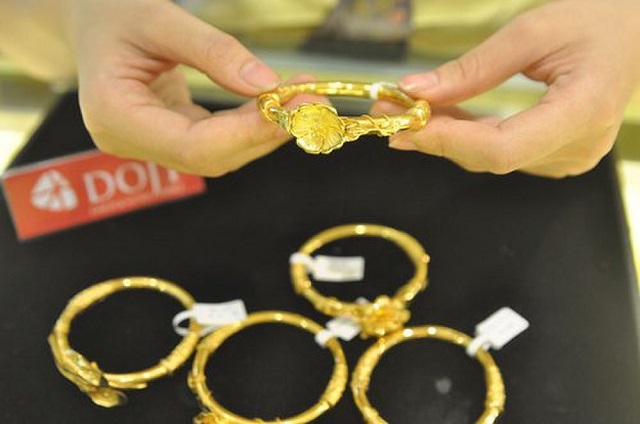 Gi&aacute; v&agrave;ng h&ocirc;m nay 8/5 tr&ecirc;n thị trường thế giới treo vững chắc quanh ngưỡng 1.700 USD/ounce