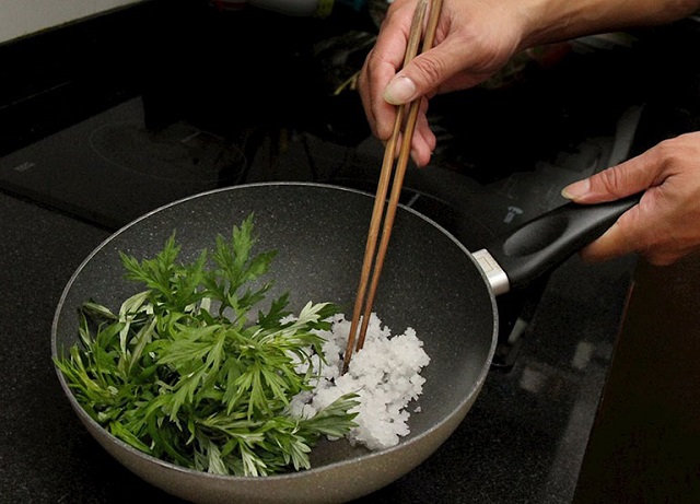 Có thể chữa thoát vị đĩa đệm bằng cách sử dụng ngải cứu rang muối