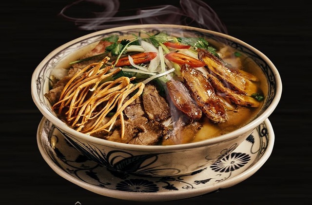 Phở Âm Dương Ngũ Hành là sự hòa quyện độc đáo giữa phở truyền thống và các vị dược liệu quý tạo nên hương vị phở thơm ngon mang lại nhiều công dụng tuyệt vời cho sức khỏe