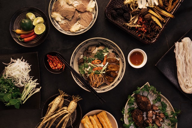 Nước dùng của loại phở này có tới 15 vị thảo dược quý, các loại thịt được tẩm ướp dược liệu cầu kỳ theo phong cách cung đình