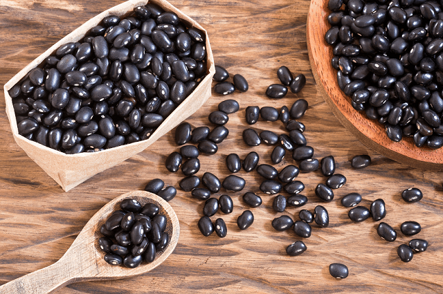 Đậu đen là loại hạt chứa nhiều chất dinh dưỡng cần thiết cho cơ thể