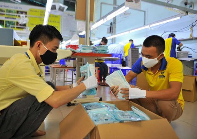 Chân dung anh Phạm Quang Anh đang làm việc tại xưởng may quận Tân Bình