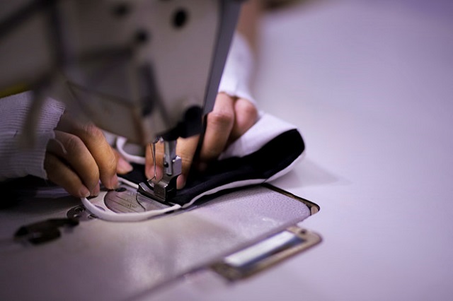 Anh Phạm Quang Anh cho biết: sản xuất khẩu trang vải kháng khuẩn đem lại con số doanh thu gấp 30 lần so với việc làm quần áo đồng phục ở thời điểm trước dịch