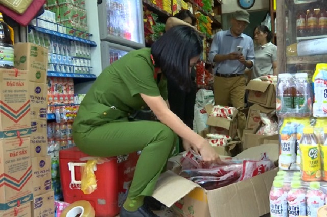 Lực lượng chức năng khám xét cửa hàng tại số nhà 24 Hoàng Hoa Thám