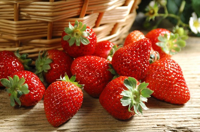 Quả dâu tây chứa nhiều nguyên tố vi lượng khác nhau và điều này rất có ý nghĩa về mặt dinh dưỡng, dưỡng sinh cũng như hỗ trợ điều trị bệnh cao huyết áp