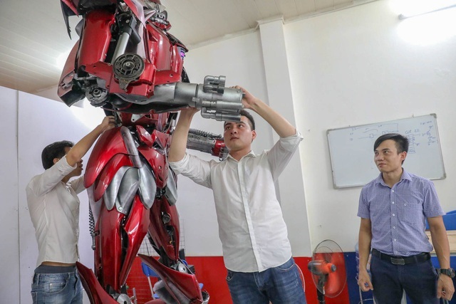 Dự án Robot One tốn rất nhiều công sức của nhóm kỹ sư trẻ