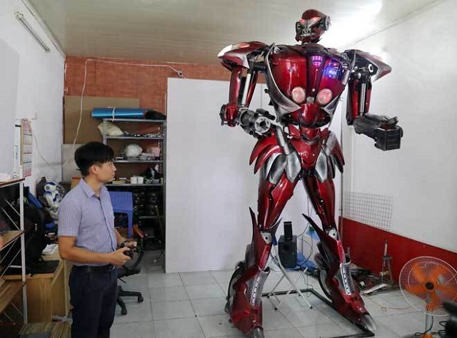 Robot One cao khoảng 3m, nặng tới hơn 100kg