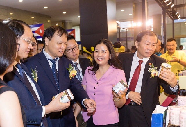 Thứ trưởng Bộ Công Thương Đỗ Thắng Hải, Phó Giám đốc Sở Công Thương Hà Nội Trần Thị Phương Lan cùng các đại biểu tham quan Gian hàng Trung tâm thiết kế Việt Nam - Hàn Quốc tại Hội chợ VietnamExpo 2019