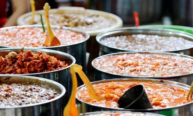 Hương vị thơm ngon, mặm mòi của loại mắm sò Lăng Cô, đặc sản của Huế này có thể khiến cho những người kén ăn, và những người chưa bao giờ ăn thích thú ngay từ lần đầu thưởng thức.