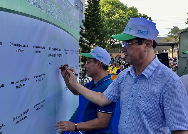 Ông Trần Đình Khoa, Ủy viên Ban Thường vụ Tỉnh ủy, Bí thư Thành ủy Vũng Tàu cùng lãnh đạo thành phố ký cam kết “Thay đổi thói quen tiêu dùng, hạn chế sử dụng túi ni lông và thải bỏ chất thải nhựa ra môi trường”.