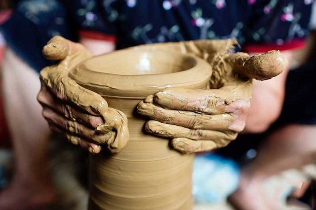 Hiện nay, muốn có sản phẩm gốm để bán thì người làm gốm phải mua đất sét để làm