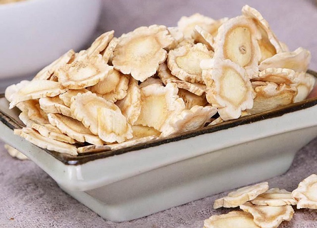 Củ cát cánh to, dài chắc màu trắng ngà