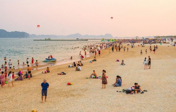 Quảng Ninh: Đón lượng du khách đông kỷ lục vào cuối tuần