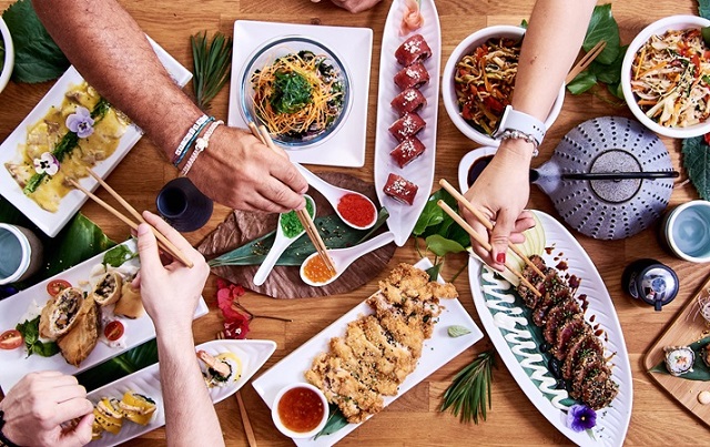 Ngộ độc thực phẩm thường biểu hiện qua c&aacute;c triệu chứng như n&ocirc;n mửa, ti&ecirc;u chảy, đau bụng dữ dội, đau cơ, da t&iacute;m t&aacute;i, kh&oacute; thở, ngưng thở, co giật, trụy mạch, bất tỉnh