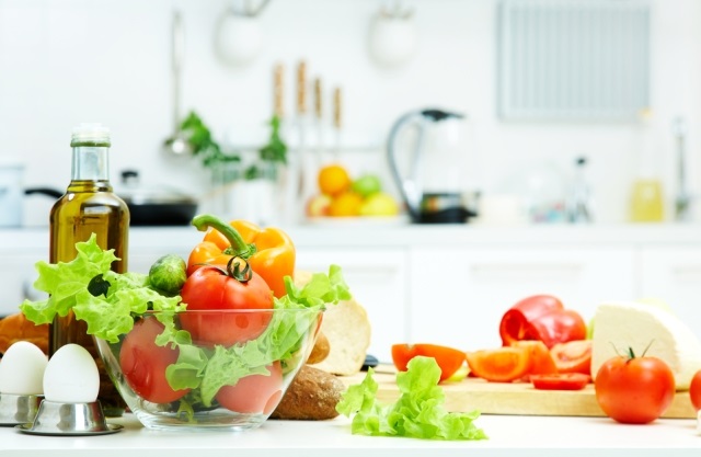 Thực hiện ăn ch&iacute;n, uống s&ocirc;i v&agrave; vệ sinh dụng cụ chế biến, b&agrave;n tay sạch sẽ để ph&ograve;ng ngừa ngộ độc thực phẩm