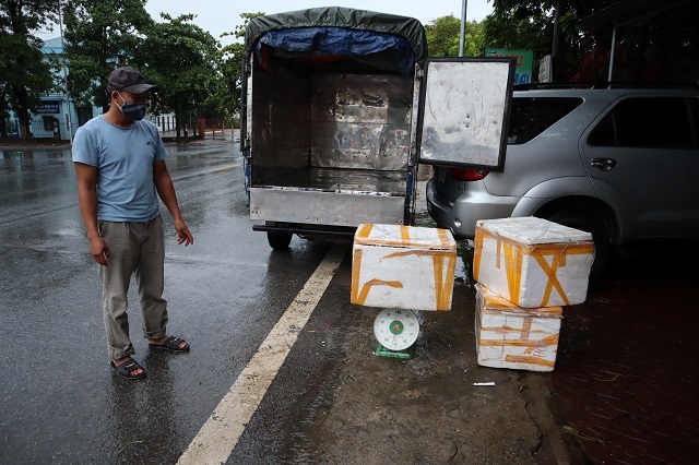 Chủ xe bị bắt kiểm tra v&igrave; vận chuyển sản phẩm động vật kh&ocirc;ng bảo đảm y&ecirc;u cầu vệ sinh th&uacute; y v&agrave; an to&agrave;n thực phẩm để kinh doanh