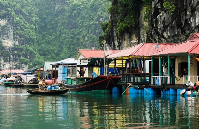 Những một trong những điểm du lịch hấp dẫn, với nhiều nét đẹp văn hoá cũng như phong tục tập quán mang đậm sắc thái vùng biển của một cộng đồng ngư dân sinh sống trên Vịnh Hạ Long