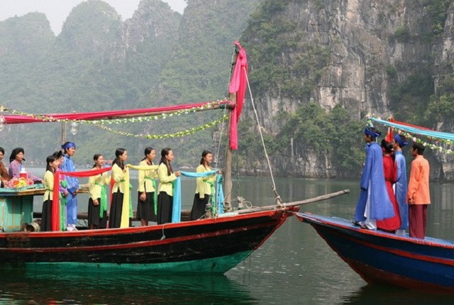 Nhằm thu hút khách từ những sản phẩm du lịch mang màu sắc bản địa, những năm qua, Ban Quản lý Vịnh Hạ Long đã triển khai nhiều hoạt động bảo tồn, phát huy giá trị văn hóa làng chài trên vịnh