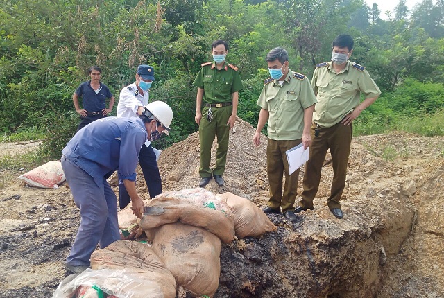 Lực lượng chức năng kiểm tra, thu giữ số h&agrave;ng kh&ocirc;ng r&otilde; nguồn gốc. (Ảnh: QLTT