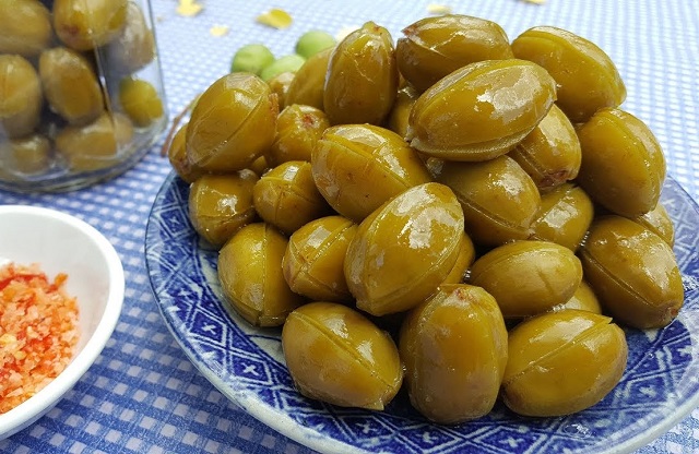 Trái cà na đã trở thành món ăn ưa thích của nhiều người, đặc biệt là giới trẻ