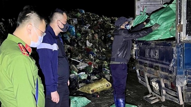 Quảng Ninh: Tiêu hủy hơn 4 tấn chân gà đông lạnh không rõ nguồn gốc