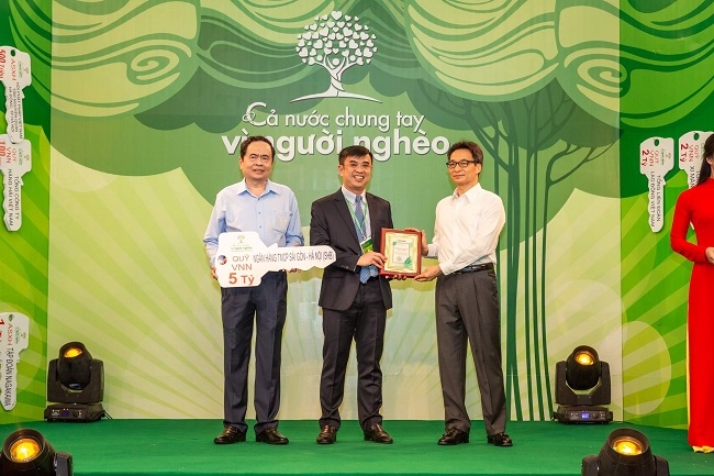 Tổng Giám đốc Nguyễn Văn Lê đại diện SHB trao tặng Quỹ “Vì người nghèo” 5 tỷ đồng, chung sức vì mục tiêu
