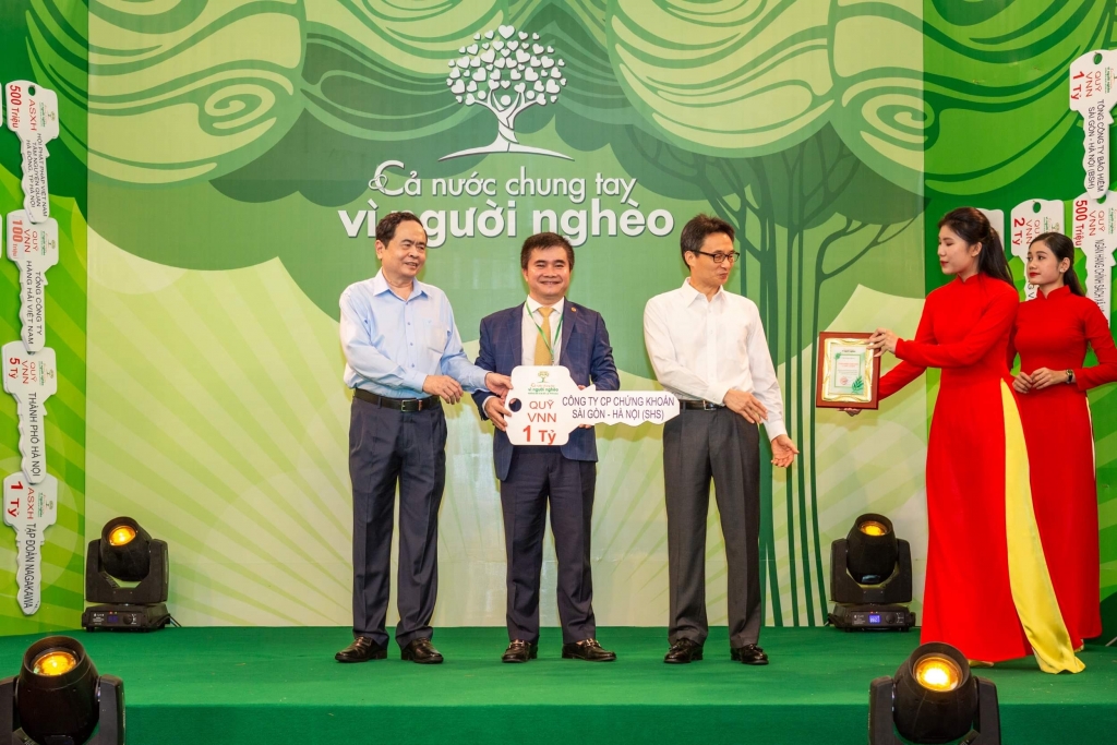 Đại diện Công ty Chứng khoán SHS - Tổng Giám đốc Vũ Đức Tiến trao tặng ủng hộ Quỹ