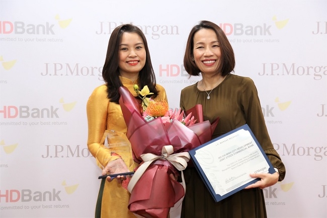 Bà Trần Thu Hương - Giám đốc Khối Vận hành, đại diện HDBank nhận giải thưởng từ JP Morgan do Bà Phan Bích Vân - Tổng Giám đốc NH JP Morgan Chase N.A. Chi nhánh TP.HCM trao tặng. Bà Trần Thu Hương - Giám đốc Khối Vận hành, đại diện HDBank nhận giải thưởng từ JP Morgan do Bà Phan Bích Vân - Tổng Giám đốc NH JP Morgan Chase N.A. Chi nhánh TP.HCM trao tặng.