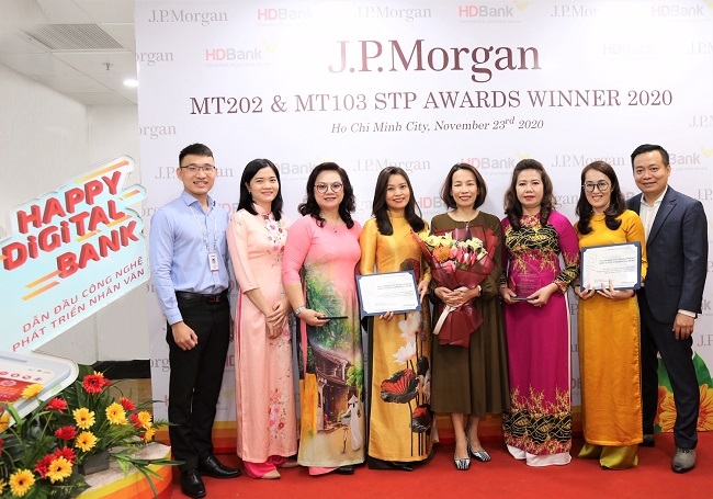Đại diện lãnh đạo NH JP Morgan Chase N.A. Chi nhánh TP.HCM trao giải thưởng cho đại diện HDBank. Đại diện lãnh đạo NH JP Morgan Chase N.A. Chi nhánh TP.HCM trao giải thưởng cho đại diện HDBank.