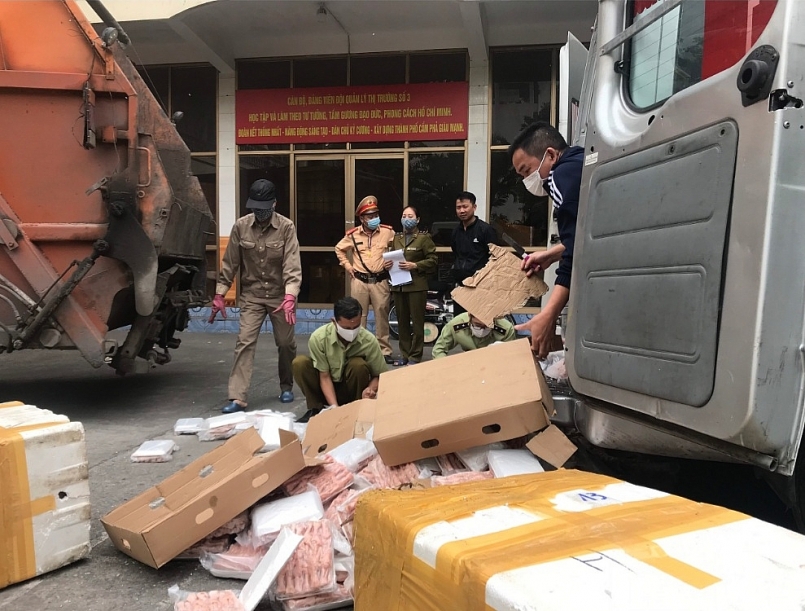 17 thùng xốp, bên trong là 1020 kg chân gà tẩm ướp, đóng gói trong các túi nilon bị buộc tiêu hủy