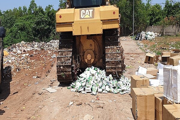 Biện pháp cơ học được sử dụng là cán dập và chôn lấp hàng hóa giả